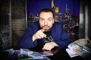 Mit harten Aufgaben bringt Comedian Ingmar Stadelmann so manch einen Kandidaten an seine Grenzen, aber immerhin könnte der Kandidat eine Menge Geld gewinnen