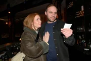 Toni (Olivia Marei) und Erik (Patrick Heinrich) sind von Julians und Nihats Teamgeist begeistert und freuen sich auf eine Zusammenarbeit.