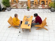 Ari talks with Bini and her ex-Leandro at her house in Ethiopia