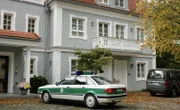 Hubert (Christian Tramitz) und Girwidz (Michael Brandner) fahren zu Maria Holzer (Bianca Hein).