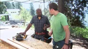 Die Garten-Profis Chris Lambton und Chris Grundy wollen ein riesiges Grundstück am See in Idaho in nur zwei Tagen in ein echtes Outdoor-Paradies verwandeln. Sie bauen einen massiven Esstisch, eine Grillstation mit Bar, einen Vertical Garden und eine Pergola auf dem schier endlosen Rasengrundstück mit Seeblick. Ein perfekter Garten braucht natürlich auch tolle Pflanzen: Deshalb planen sie ein Gemüsebeet, einen hängenden Kräutergarten und eine bunte Blumenwiese, die die Umgestaltung abrunden.