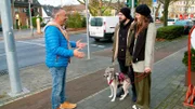 Hundecoach Andreas Ohligschläger (l) beim Training mit Halter Cynthia (r) sowie Denni und ihrem Hund Shiva.