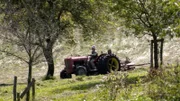 Josef Fuxsteiner sen. am Traktor.