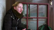 Ela (36) sucht einen geeigneten Ort, um zu konsumieren. Dabei wird sie verfolgt. Sie kann entkommen, doch die Polizei ist ihr weiterhin auf den Fersen.