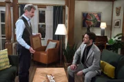 David (Arne Rudolf, r.) macht zur Bedingung seiner Rückkehr, dass Gunter (Hermann Toelcke,l.) ihm seine Hotelanteile überträgt.