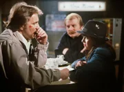 Der Fall ist aufgeklärt, aber  Katja (Anja Jaenicke, r.) mag sich noch nicht von ihren Freunden Schimanski (Götz George, links) und Thanner ( Eberhard Feik, m.) trennen.