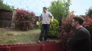 Jasons und Bethanys bisher unbenutzbarer Garten wird zu einer Partylocation für ihre Freunde und Familie. Eine Treppe führt zur neuen Holzveranda, die Stützmauer erhält eine Steinverkleidung, und es gibt einen Relaxbereich mit Hot Tub. Die Terrasse wird mit Lounge-Möbeln bestückt, dazu gibt es ein Wasserelement mit Wasserfall und viele neue Pflanzen. Vor dem dekorativen Holzzaun mit hängenden Pflanzkäten befindet sich der neue Essbereich. Ein neuer Grill, Kübelpflanzen und ein schicker Betonbelag runden die Umgestaltung ab.