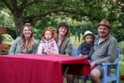 Familie Wieland erzieht ihre Kinder bedürfnisorientiert, liebevoll und mit vielen Freiheiten. Im Bild: Jasmina Neudecker (l.) mit Mutter (M.) und Vater Wieland (r.) und deren Kinder