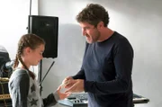 Leo (Phillis Lara Lau) bekommt von ihrem Vater Andreas (Stephan Szász) eine Mundharmonika geschenkt. Mit deren Klang kann sie ihr Pferd Amadeus beruhigen.