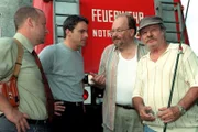 "Kommissar Rex", "Das Mädchen und der Mörder." An einem heißen Sommertag, den sie im Augebiet an der Donau verbringen, werden zwei Mädchen und ein Junge in ein entsetzliches Geschehen verwickelt. Ein kürzlich aus der psychiatrischen Klinik Entlassener, der im Streit seine Eltern ermordet hat, versucht die Leichen zu beseitigen. Dabei wird er von einem der Mädchen überrascht. Deswegen nimmt er sie als Geisel in sein einsam gelegenes Haus mit. Während Kommissar Brandtner und sein Team das verschwundene Mädchen suchen, versuchen die beiden anderen Kinder herauszufinden, was geschehen ist.Im Bild (v.li.): Martin Weinek (Fritz Kunz), Gedeon Burkhard (Alexander Brandtner), Felix Dvorak (Müller), Heinz Petters (Hunke).