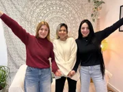 Die drei Frauen Vlada (l.), Bahareh (M.) und Lisa (r.) halten zusammen. Im Projekt JUMP der Düsseldorfer Diakonie unterstützen sich Geflüchtete gegenseitig.