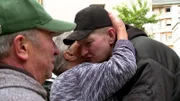 Frank hat Glück. Nach seiner Entlassung aus dem Gefängnis unterstützen ihn seine Eltern bei dem Entzug.