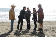 In einer Bucht an der Insel San Felix entdeckt der Schmetterlingsforscher William Gardiner (Jonathan Schmock, r.) die Leiche der neunzehnjährigen Talia Suarez, die offenbar von der Strömung auf den Strand des Ranchers Jed Stack (Steve Rankin, l.) gespült wurde. Patrick (Simon Baker, 2.v.l.), Grace (Amanda Righetti, M.) und Teresa (Robin Tunney, 2.v.r.) beginnen mit den Ermittlungen ...