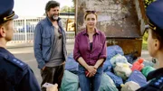 Die Polizisten (Konstantin Moreth, li. und Katharina Goebel, re.), Bürgermeisterin Sophie (Aglaia Szyszkowitz) und Felix (Hans-Jochen Wagner) im Müllchaos.