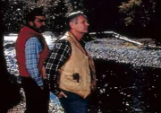 Luke Morgan (Joe Dorsey, r.) gesteht seinem alten Freund Mark (Victor French, l.), dass er nicht mehr lange zu leben hat.