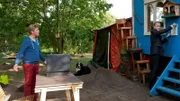 Fritz (Guido Hammesfahr, l.) ist entsetzt. Wegen der vielen Maulwurfhaufen, glaubt Herr Kluthe (Holger Handtke, r.), sei der Bauwagen einsturzgefährdet und will das Zuhause von Fritz und Keks sperren.