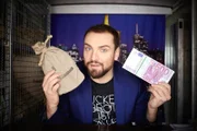 Einerseits möchte Comedian Ingmar Stadelmann seine Kandidaten glücklich machen, aber andererseits hält er auch ganz schön harte Challenges für sie bereit