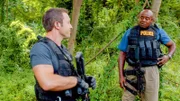 Während Kono ihre Suche nach Adam weiter fortsetzt, hilft Steve (Alex O'Loughlin, l.) Lou (Chi McBride, r.) dabei, das Verschwinden eines Freundes aufzuklären ...