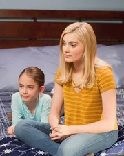 (v.li.): Julia Butters (Anna-Kat Otto), Meg Donnelly (Taylor Otto).