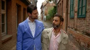 Mo (Yunus Cumartpay, r.) möchte unbedingt auf ein Firmenevent nach Florenz, zögert aber wegen Julius (Jan Stapelfeldt, l.). Julius würde gerne mitfahren, muss aber arbeiten...