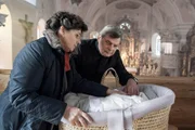Lisbeth Gruber (Monika Baumgartner, l.) und der Pfarrer (Franz Weichenberger) entdecken nach der Chorprobe ein ausgesetztes Kind.