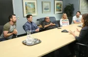 (v.l.n.r.) Mac (Rob McElhenney); Dennis Reynolds (Glenn Howerton); Frank Reynolds (Danny DeVito); Dee Reynolds (Kaitlin Olson); Charlie Kelly (Charlie Day)