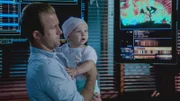 Muss als Babysitter während der Ermittlungen herhalten: Danny (Scott Caan) ...