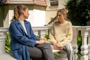 Durch ihre eigenen Erfahrungen mit der Krankheit ist Charlotte (Cheyenne Pahde, l.) im Stande sich in Lilli (Emilia Eidt, r.) hineinzuversetzen.