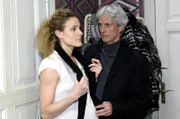Robert (Mathieu Carrière, r.) ist irritiert, als sich Maja (Barbara Lanz, l.) abweisend zeigt.