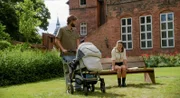 Simon (Thore Lüthje, l.) versucht Valerie (Maike Johanna Reuter, r.) zu überzeugen, als Vater in der Geburtsurkunde zu stehen. Und Valerie ist plötzlich ungewöhnlich einsichtig…