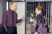 Gerrit (Lars Löllmann, l.) versucht Natascha (Franziska Matthus, r.) davon abzuhalten, dass sie Anna aus der Agentur wirft.