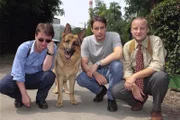 "Kommissar Rex", "Das Mädchen und der Mörder." An einem heißen Sommertag, den sie im Augebiet an der Donau verbringen, werden zwei Mädchen und ein Junge in ein entsetzliches Geschehen verwickelt. Ein kürzlich aus der psychiatrischen Klinik Entlassener, der im Streit seine Eltern ermordet hat, versucht die Leichen zu beseitigen. Dabei wird er von einem der Mädchen überrascht. Deswegen nimmt er sie als Geisel in sein einsam gelegenes Haus mit. Während Kommissar Brandtner und sein Team das verschwundene Mädchen suchen, versuchen die beiden anderen Kinder herauszufinden, was geschehen ist.Im Bild (v.li.): Heinz Weixelbraun (Christian Böck), Gedeon Burkhard (Alexander Brandtner), Martin Weinek (Fritz Kunz).