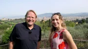 Spitzenkoch Björn Freitag (l) und Reiseexpertin Tamina Kallert in Florenz mit einem beeindruckenden Blick über die Stadt.