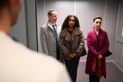 Imani (Féréba Koné, M.) verweist Johannes Hagedorn, Rückansicht) souverän in seine Schranken. 2.v.l. Kilian (Marc Dumitru), rechts Simone (Tatjana Clasing)