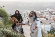 Während die Sonne hoch über dem Dorf Profitis Ilias untergeht, führen die beiden Freunde Adam und Iannis ein Stück von Platon auf: 'Apologie des Sokrates'. Adam spielt den Ankläger Meletos.