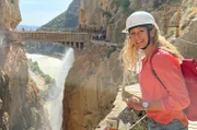 Der Caminito del Rey, der kleine Königsweg, klebt auf 100 m Höhe an den Steilwänden der Schlucht Desfiladero de los Gaitanes. Für die Wanderung benötigt Tamina Kallert eine gute Ausrüstung – und Schwindelfreiheit.