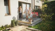 Eine vierköpfige Familie lebt seit acht Jahren in einem Haus mit Garten, wobei der Garten ziemlich vernachlässigt ist. Inzwischen meiden die Eltern den Garten sogar – der beste Grund für Dominik Strzelec, die Grünfläche der Familie zu verschönern. Mit seinem Team entwirft er einen idyllischen Gartenweg, eine traumhafte Terrasse und einen schönen Garten in schlichtem und edlen Design. Dafür kombiniert er zeitgemäßen Beton mit Lärchenholz und schönen Pflanzen.