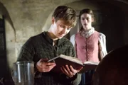 Valentin (Max Schimmelpfennig) und Katrina (Pauline Rénevier) auf der Suche nach dem rettenden Zauberspruch.