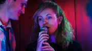 Karo (Naja Uhl, r.) und Peter (Fabian Hinrichs, l.) kommen sich beim Karaoke näher.