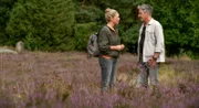 Heiner (René Dumont, r.) hat sich in Britta (Jelena Mitschke, l.) verliebt! Deshalb ignoriert er seine Knieprobleme und macht mit Britta eine Wanderung.