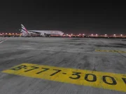 Internationaler Flughafen Dubai - Ein Flugzeug rollt nachts zur Startbahn