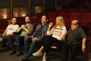 (v.l.n.r.) Charlie Kelly (Charlie Day); Mac (Rob McElhenney); Dennis Reynolds (Glenn Howerton); Dee Reynolds (Kaitlin Olson); Frank Reynolds (Danny DeVito)