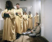 Ratlos beobachtet Schimanski (Götz George, r.) die religiösen Übungen der Jünger der "Kirche der Gemeinschaft".