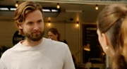 Während Valerie (Maike Johanna Reuter, r.) und Simon (Thore Lüthje, l.) den Antrag auf Vaterschaftsanerkennung ausfüllen, wird klar, wie sehr Simon in Zukunft über das Kind und damit auch über Valeries Leben mitbestimmen kann.