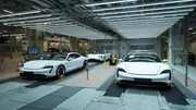 Für die Umstellung auf Elektromobilität baute Porsche sein Stammwerk in Zuffenhausen um. Hier wird der Taycan Turbo S auf drei Etagen gefertigt, ein klassisches Fließband gibt es nicht.