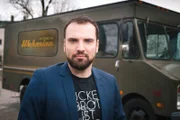 Bei "Mission Wahnsinn" führt Comedian Ingmar Stadelmann die Kandidaten mit harten Aufgaben an ihre Grenzen und macht sie glücklich - manchmal