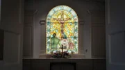 Lange Zeit betrachteten Christen Hollywood als Feind – eine gefährliche Institution, die das amerikanische Volk mit ihren gewalttätigen und sinnlichen Filmen verderben wollte. Doch der unbarmherzige Krieg zwischen Kino und Religion verlor irgendwann an Kraft… Die Wende kam in den 1980er Jahren, als konservative Bewegungen erkannten, dass ein Boykott der boomenden Filmindustrie nicht die cleverste Strategie war.