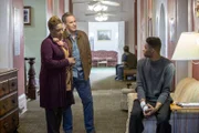 Als Petty Officer Maggie Barringer Ziel einer tödlichen Fahrerflucht wird, beginnen Wade (CCH Pounder, l.) und Pride (Scott Bakula, M.) mit den Ermittlungen. Doch kann ihnen Pflegesohn Danny (Christopher Meyer, r.) weiterhelfen?