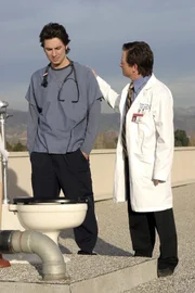 J. D. (Zach Braff, l.), Dr. Kevin Casey (Michael J. Fox)