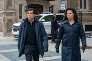 Clinton Skye (Nathaniel Arcand, l.); Sheryll Barnes (Roxy Sternberg, r.)